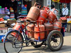 दिल्ली में कामर्शियल रसोई गैस के रिफिल की कीमत 25.5 रुपये घटी, अन्य शहरों में भी कम हुए दाम