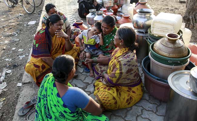 महाराष्ट्र : बरसाती नाली में गड्ढे खोदकर पानी निकालने को मजबूर हुए लोग, बूंद-बूंद पानी को तरस रहे गांव