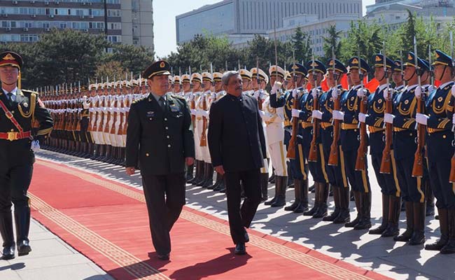 रक्षा मंत्री पर्रिकर पहुंचे चीन, पीओके में चीनी सैनिकों की मौजूदगी और अजहर मुद्दे पर करेंगे बात