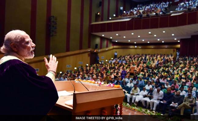 छात्रों से बोले पीएम मोदी, 'आपको केवल सुविधाओं की नहीं, समर्पण की भी जरूरत'