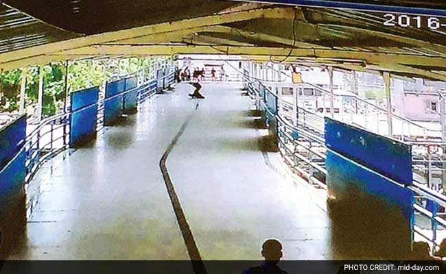 Mumbai: Man Hacks Rival, Waits For Him To Die, Commuters Watch