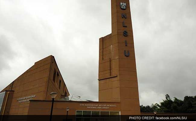 जानें किस बात के विरोध में निकर पहनकर यूनिवर्सिटी पहुंच गए नेशनल लॉ स्कूल के छात्र