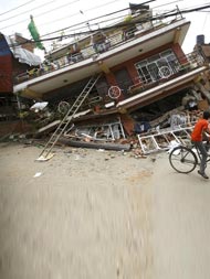 नेपाल में भूकंप से मची तबाही, जमींदोज हुई कई इमारते, 142 की मौत, राहत और बचाव कार्य जारी