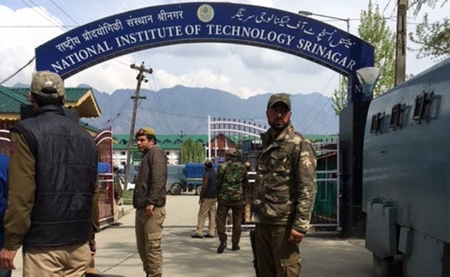 एनआईटी श्रीनगर : छात्रों का प्रदर्शन चला पूरी रात, अब भी तनाव बरक़रार
