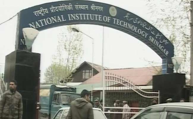 श्रीनगर NIT में तनाव कायम : छात्रों ने की सुरक्षा के साथ गेट पर तिरंगा फहराये जाने की मांग