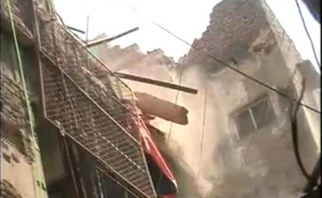 2 Killed, 2 Hurt As 80-Year-Old Building Collapses In Old Delhi
