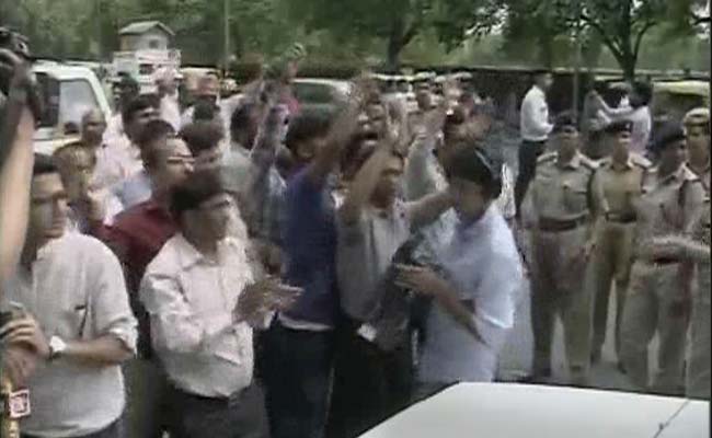 In Court, Arvind Kejriwal And Arun Jaitley. Outside, Supporters Clash.
