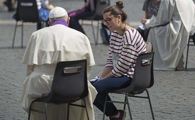 Pope Francis Hears Teenagers' Sins