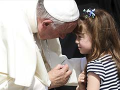 Pope Meets 5-Year-Old Girl Who Is Losing Vision Due To Genetic Disorder