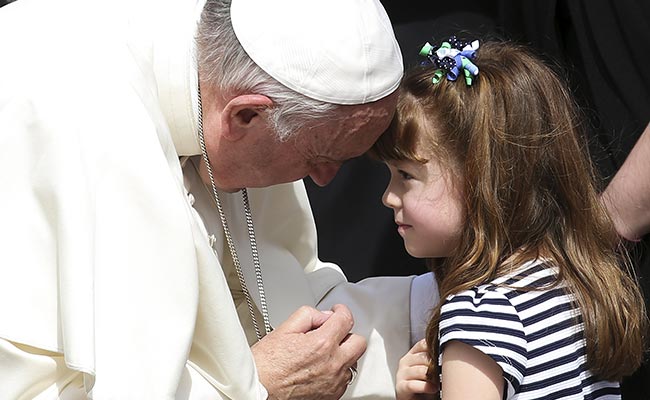Pope Meets 5-Year-Old Girl Who Is Losing Vision Due To Genetic Disorder