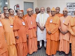 PM Narendra Modi Meets Ailing Swami Atmasthananda Maharaj In Kolkata