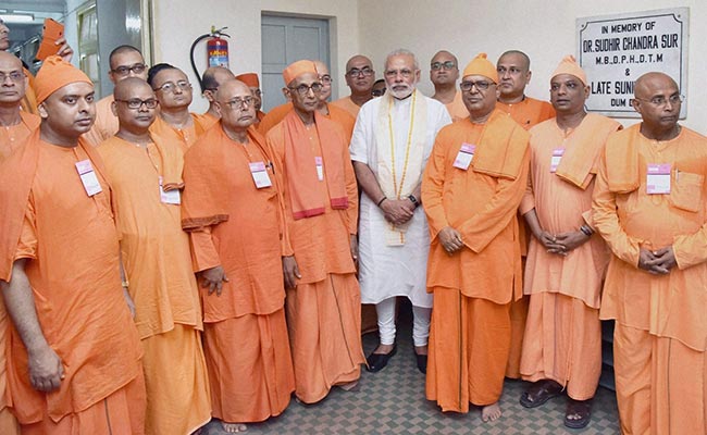 PM Narendra Modi Meets Ailing Swami Atmasthananda Maharaj In Kolkata