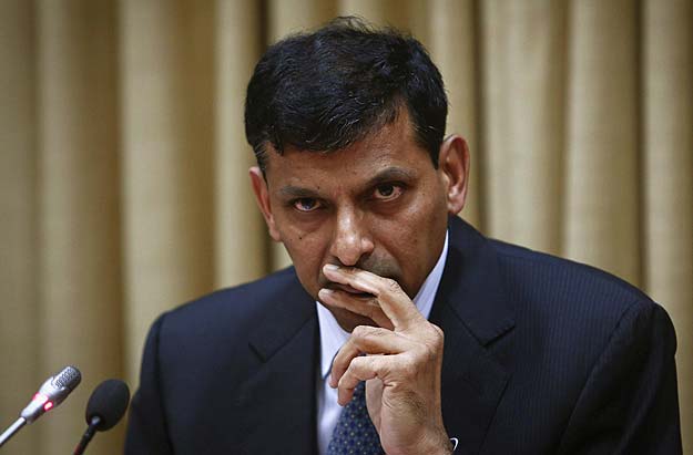 मुद्रास्फीति चार प्रतिशत के दायरे में लाने से रुपए की विनिमय दर में बड़े उतार-चढ़ाव पर अंकुश लगेगा : राजन