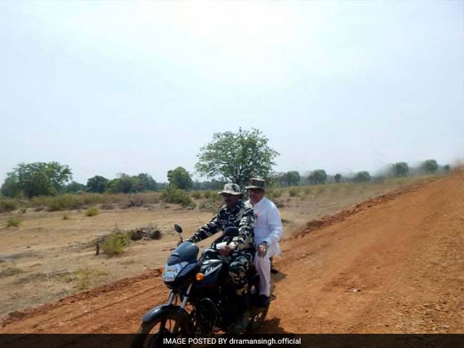 नक्सल पीड़ित इलाकों में जब बाइक पर ही घूमने निकल पड़े सीएम डॉ. रमन सिंह...