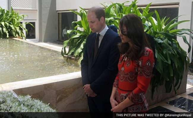 प्रिंस विलियम, केट मिडिलटन मुंबई पहुंचे, 26/11 में जान गंवाने वालों को दी श्रद्धांजलि