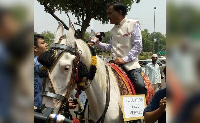 जानिये रायसीना रोड पर घोड़े पर बैठकर क्यों चला एक सांसद