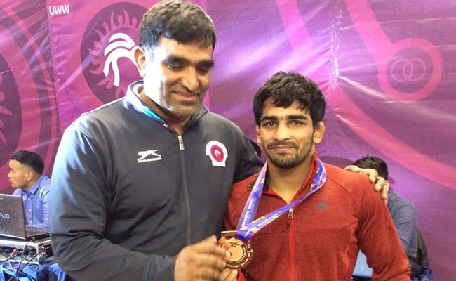 राष्ट्रमंडल कुश्ती चैंपियनशिप : संदीप तोमर, सत्यव्रत कादियान और रितु फोगाट ने जीता स्वर्ण