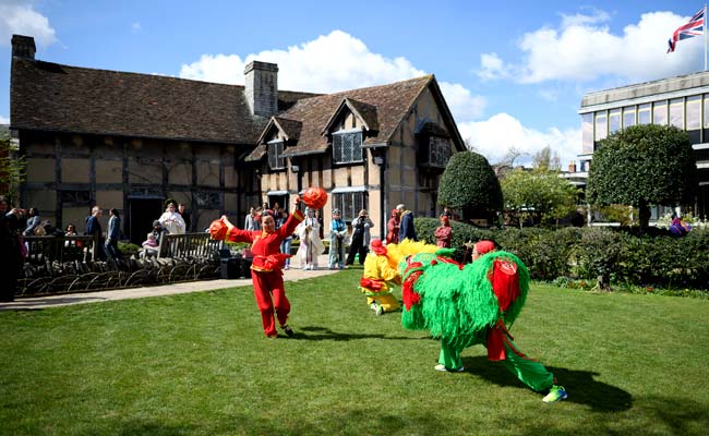 Royalty, Barack Obama, Fans Mark 400 Years Since William Shakespeare Died