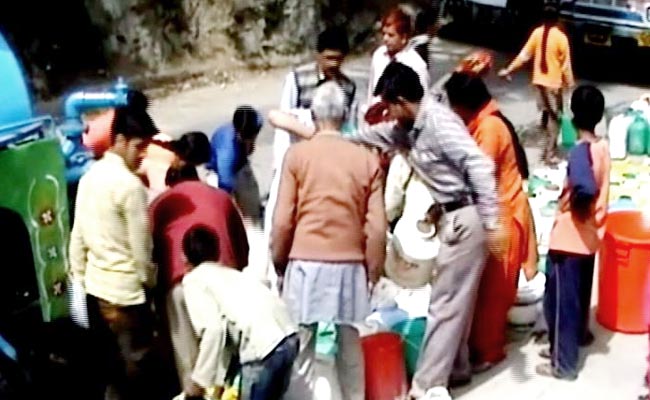 शिमला में पानी की किल्लत : नल सूखे, टैंकर से हो रही है सप्लाई