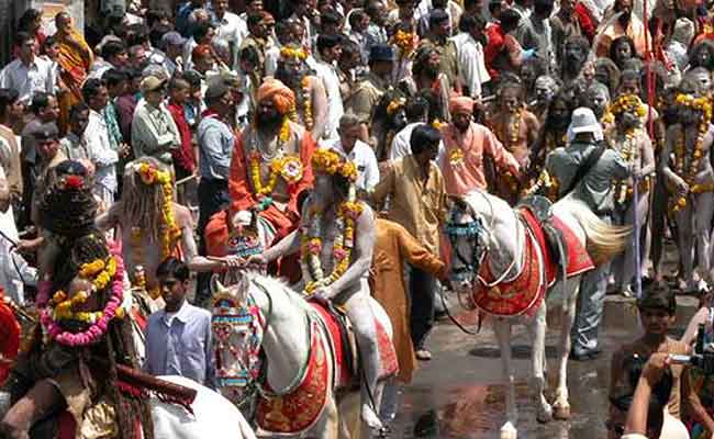 सिंहस्थ कुंभ 2016: आनंद अखाड़े की पेशवाई, नागा साधुओं ने दिखाया शस्त्र कौशल