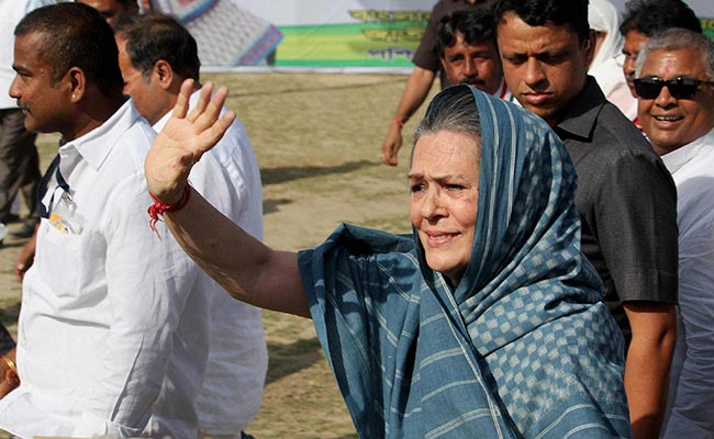ममता और मोदी एक ही सिक्के के दो पहलू, दोनों लोगों को झांसा दे रहे : सोनिया गांधी