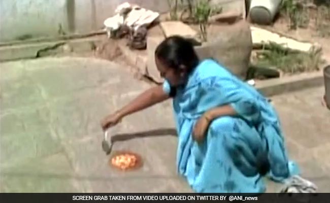 देखें :  तेलंगाना में इतनी भयंकर पड़ रही है गर्मी कि महिला ने फर्श पर ही बना डाला ऑमलेट