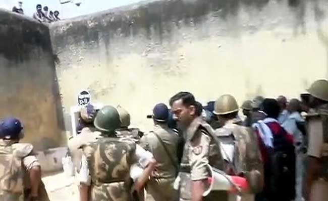 उत्तर प्रदेश : वाराणसी जेल में गुस्साये कैदियों ने जेल अधीक्षक को बंधक बनाया, फिर छोड़ा