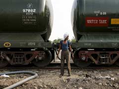 महाराष्ट्र : ट्रेन पहुंचा रहीं जल लेकिन लातूर में दो घड़े पानी के लिए ही करना पड़ रहा घंटों इंतजार