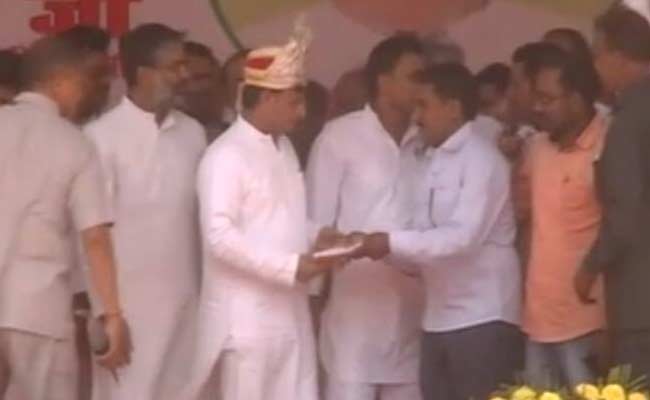 After PM Modi's Visit, A Mock Coronation For Akhilesh Yadav In UP Town