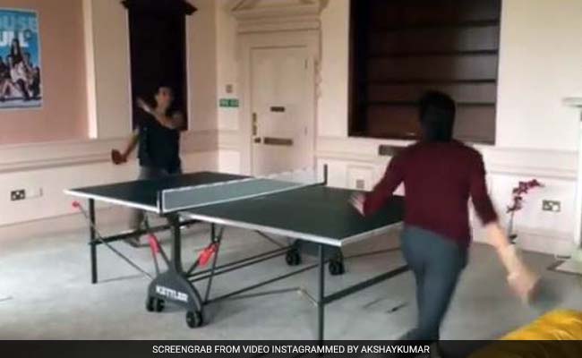 अक्षय कुमार और रितेश देशमुख ने खेला टेबल टेनिस लेकिन.. ठहरिए.. एक मिनट...यह क्या है!
