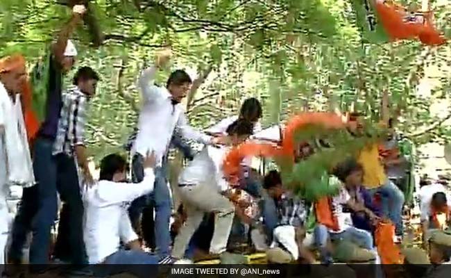 केरल में राजनीतिक हिंसा : CPM मुख्यालय पर BJP का प्रदर्शन, राष्ट्रपति से मिले नितिन गडकरी