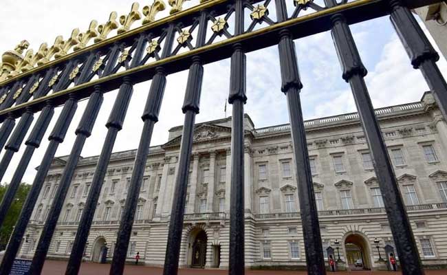 Man With Knife Arrested Near Buckingham Palace In London
