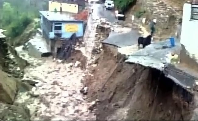 चारधाम यात्रा: बादल फटने से तीर्थयात्री संकट में, एक व्यक्ति की मौत, ये हैं इमरजेंसी फोन नंबर