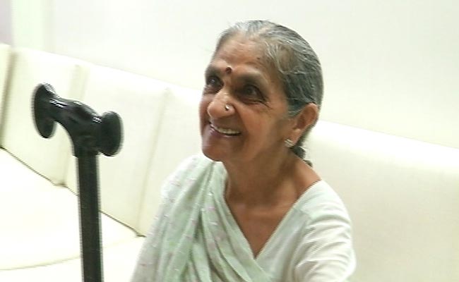 मुंबई : दबंग दादी ने छड़ी से पीट पीटकर लुटेरे को कर दिया पस्त, हवालात में पहुंचा