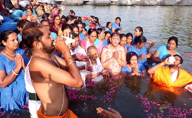 सिंहस्थ कुंभ: पीढ़ियां बदलीं पर आस्था वही, गुजरात की CM आनंदी बेन ने भी लगाई क्षिप्रा में डुबकी