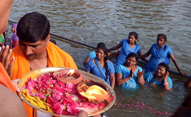 वेदमंत्रों के साथ अछूत महिलाओं ने किया क्षिप्रा में स्नान, टूटी सदियों पुरानी कुरीति