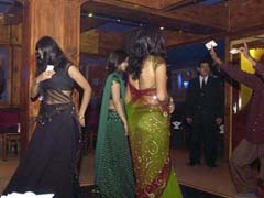 Dance Bar: मुंबई के बार में ठुमके लगा रहा था BMC का अधिकारी, पुलिस ने मारा छापा और फिर...