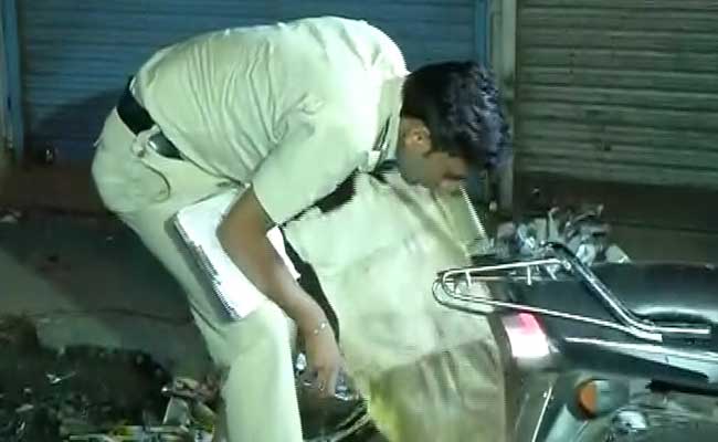 दिल्ली : पुलिसवालों के सामने रेस्तरां मालिक को मारी गोली, स्टाफ चिल्लाता रहा, पुलिसवाले नहीं उठे