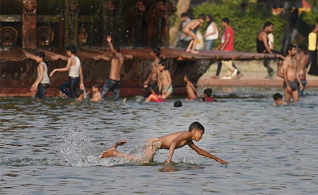 Delhi Reels Under Scorching Heat, Temperature Settles At 42 Degrees Celsius