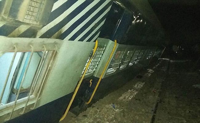 हापुड़ में पटरी से उतरी ट्रेन, 13 रेलगाड़ियां रद्द, 40 का रूट बदला गया