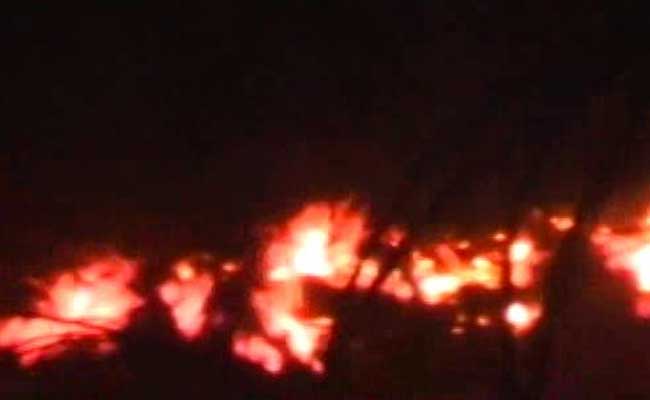 यूपी के मथुरा जिले के झपरा गांव में लगी आग, 50 से 60 घर आए चपेट में