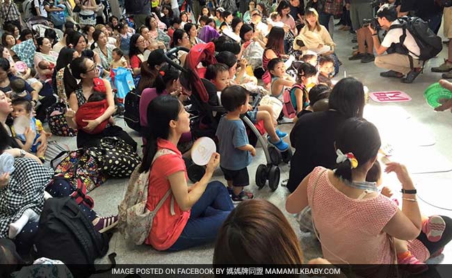 Breastfeeding Flash Mob Takes Over Hong Kong Train Station
