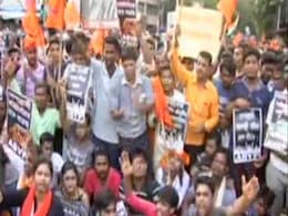 आज जादवपुर यूनिवर्सिटी के बाहर एबीवीपी की प्रदर्शन रैली, वीसी बोले- परीक्षाएं प्रभावित न हों आज जादवपुर यूनिवर्सिटी के बाहर एबीवीपी की प्रदर्शन रैली, वीसी बोले- परीक्षाएं प्रभावित न हों