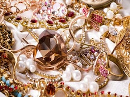 पांच लाख रु. तक की गोल्ड जूलरी पर टीसीएस लगाने का फैसला वापस : मीडिया रिपोर्ट्स पांच लाख रु. तक की गोल्ड जूलरी पर टीसीएस लगाने का फैसला वापस : मीडिया रिपोर्ट्स