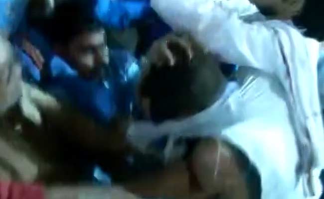 पटना : जेएनयू के छात्र नेता कन्हैया के भाषण के बीच बवाल, विरोध कर रहे शख्स की पिटाई