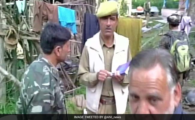 Suspected Terrorists Flee After Snatching 4 Rifles From Policemen In Kashmir
