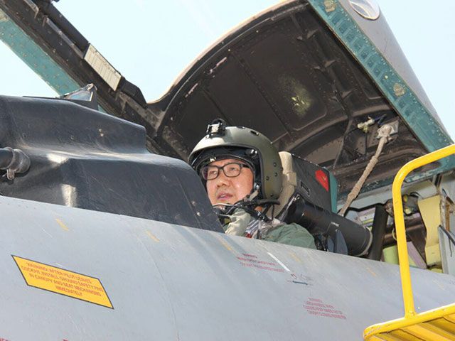 केन्द्रीय गृह राज्य मंत्री किरेन रिजिजू ने लड़ाकू विमान सुखोई में भरी उड़ान