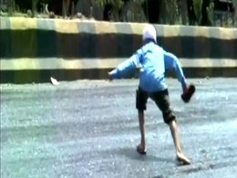 गर्मी का प्रकोप : गुजरात में पिघलती सड़क पर चलते हुए भी संघर्ष कर रहे हैं लोग गर्मी का प्रकोप : गुजरात में पिघलती सड़क पर चलते हुए भी संघर्ष कर रहे हैं लोग