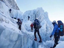 24 घंटे के भीतर सेना की दो टीमों ने माउंट एवरेस्ट पर तिरंगे लहराए 24 घंटे के भीतर सेना की दो टीमों ने माउंट एवरेस्ट पर तिरंगे लहराए