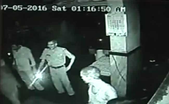 मुंबई पुलिस की गुंडागर्दी कैमरे में कैद, तीन पुलिसकर्मी हुए निलंबित
